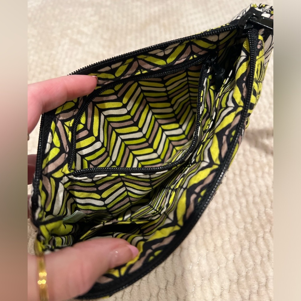💚🖤𝑽𝑬𝑹𝑨 𝑩𝑹𝑨𝑫𝑳𝑬𝒀💛🖤 Pushlock Wristlet - Picture 5 of 10